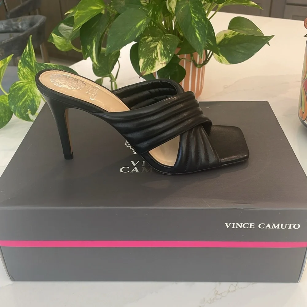 Vince Camuto Women’s Sarendie Black Quilted Strap Slide Sandal Size 7.5 … - Picture 3 of 10